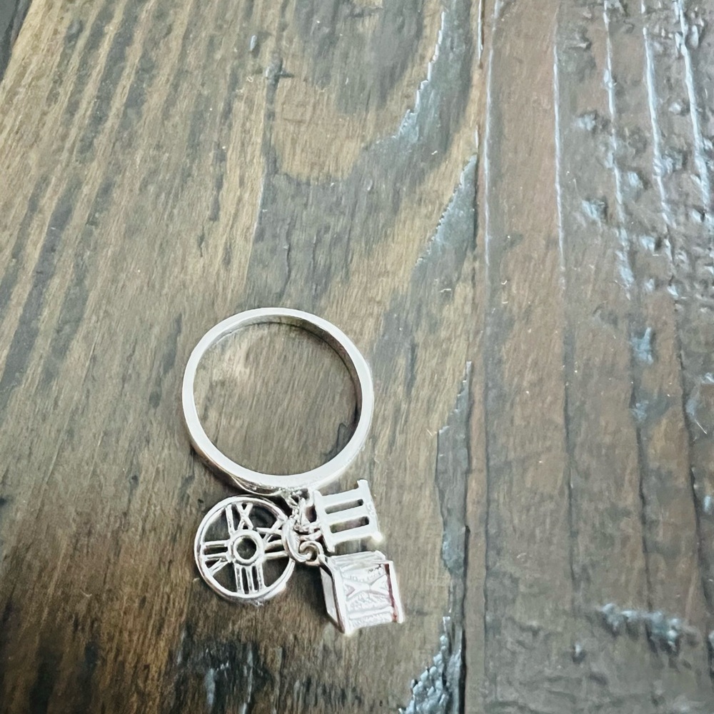 Elegant Silver Charm ring - Picture 3 of 3